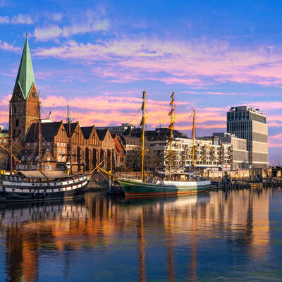 Blick auf zwei Schiffe im Bremer Hafen