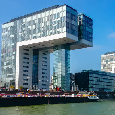 Rheinhafen in Köln mit den Kranhäusern