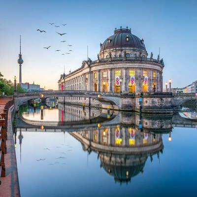 Museumsinsel mit Bode Museum und Fernsehturm in Berlin