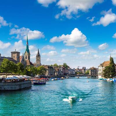 Blick auf die Altstadt von Zürich vom Wasser aus