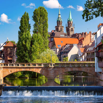 Kirche und Brücke über die Pegnitz in der Altstadt von Nürnberg