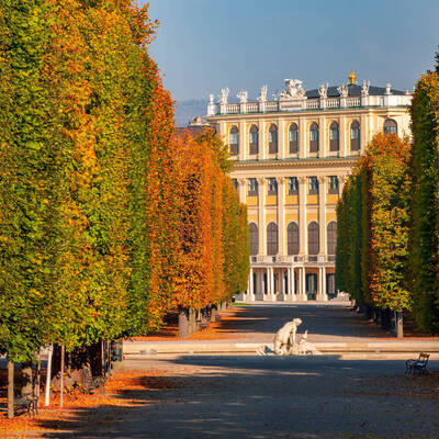 Schloss Schonbrunn mit Blick auf den herbstlichen Park