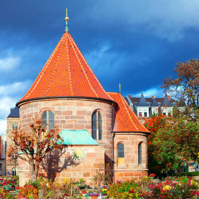 St. Johannis Kirche und Friedhof in Nürnberg in der Herbstzeit